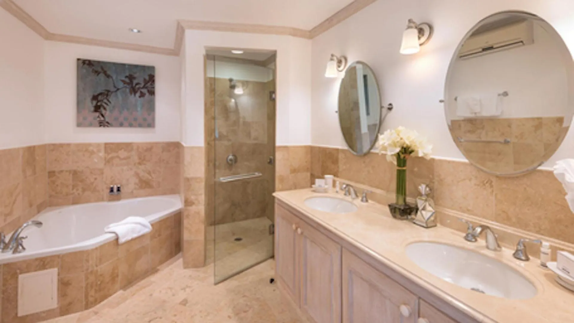 Royal Apartments 4 Bedrooms Communal Pool Saint James 0*,  Barbados
